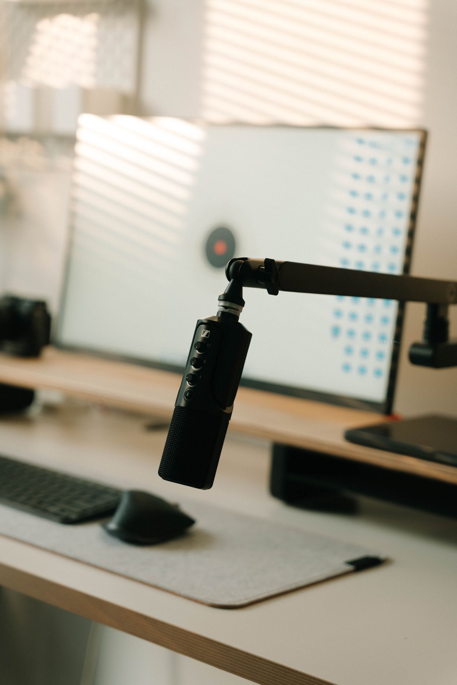 Spazio di lavoro con attrezzatura audio pronta per la consegna